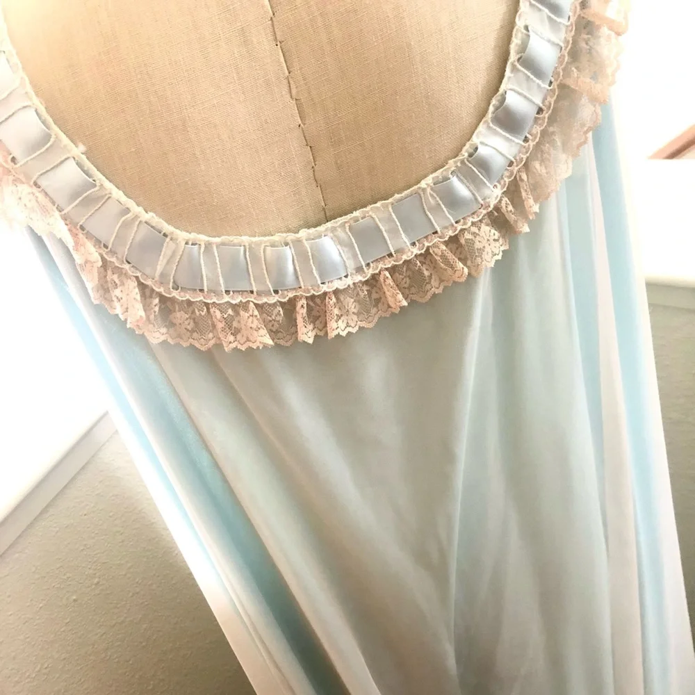 OOAK RARE VINTAGE LIKE NEW!! Blue Full Lace Robe and Gown Set - Picture 11 of 16